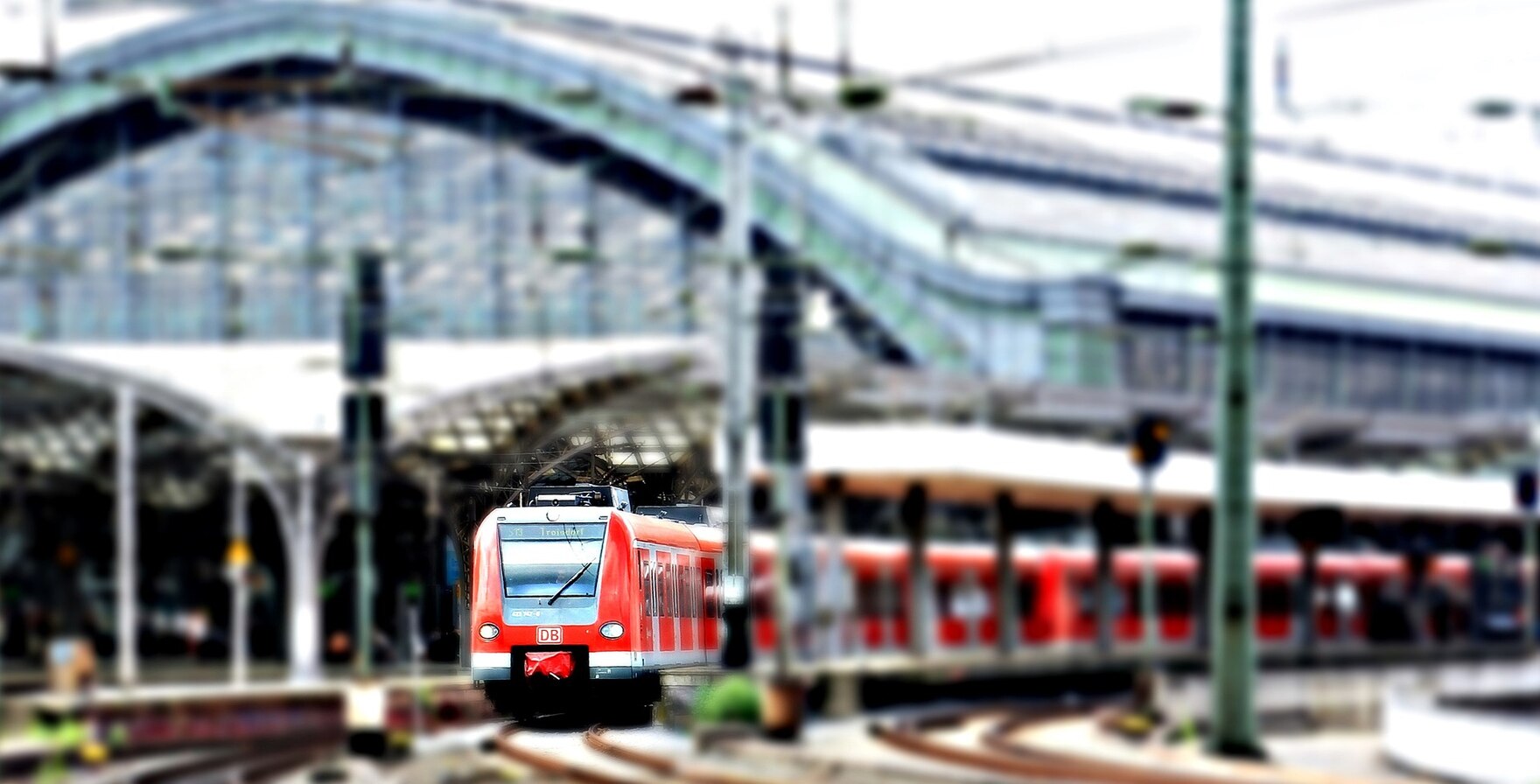 Zug steht vor einem Bahnhof